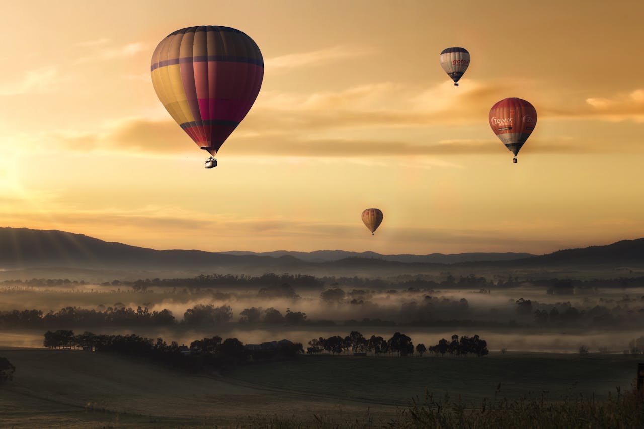 Fliegende Liebe: Eine romantische Heißluftballonfahrt bei Sonnenaufgang oder Sonnenuntergang 🎈🌅